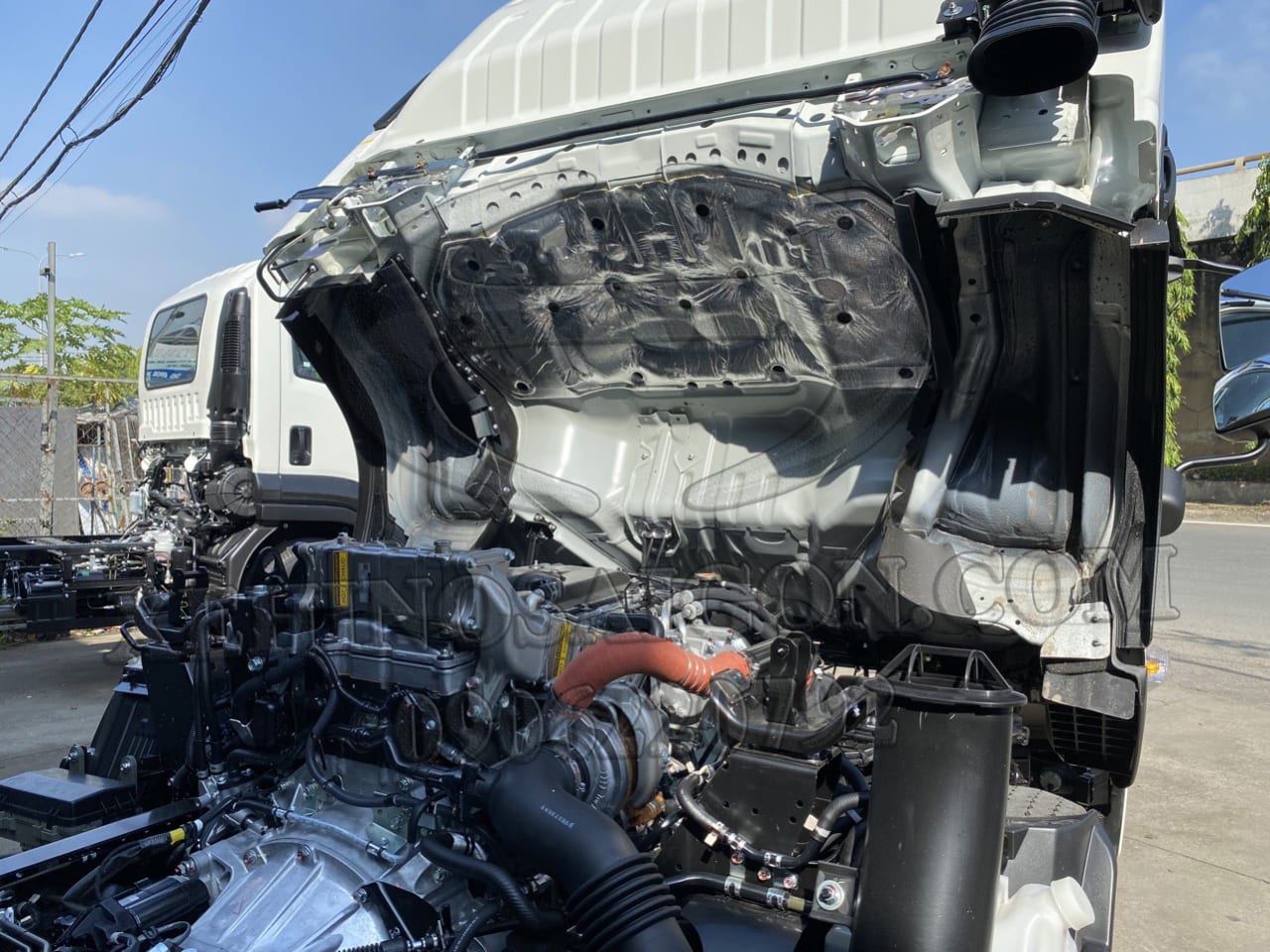 XE TẢI ISUZU NQR75ME4 5 TẤN THÙNG KÍN 6.2M
