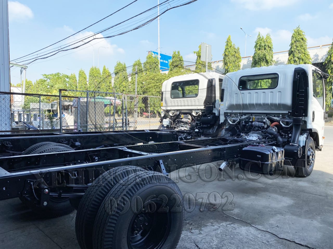 XE TẢI ISUZU NQR75ME4 5 TẤN THÙNG KÍN 6.2M