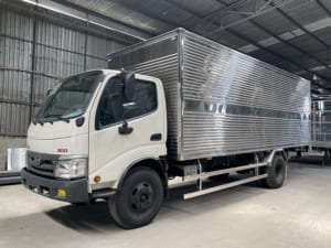 XE TẢI HINO XZU352MDL 3.5 TẤN THÙNG KÍN 5.7M