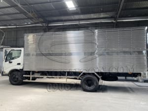XE TẢI HINO XZU352MDL 3.5 TẤN THÙNG KÍN 5.7M