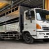 XE TẢI HINO FC9JLTC 6 TẤN THÙNG CHỞ GIA SÚC 6M4