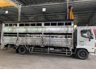 XE TẢI HINO FC9JLTC 6 TẤN THÙNG CHỞ GIA SÚC 6M4