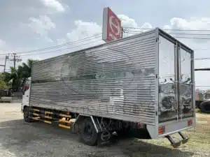 XE TẢI HINO FC9JLTC 6 TẤN THÙNG KÍN 6M7