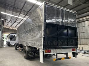 XE TẢI HINO FG8JT7A 8 TẤN THÙNG KÍN BỬNG NÂNG 8M8