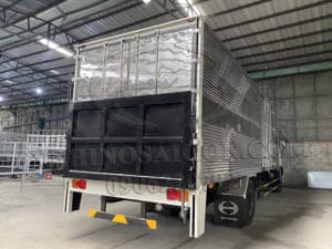 XE TẢI HINO FG8JT7A 8 TẤN THÙNG KÍN BỬNG NÂNG 8M8