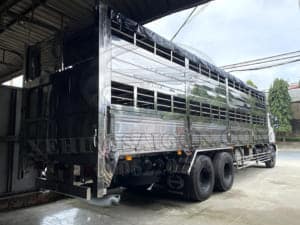 XE TẢI HINO FL8JW7A 15 TẤN THÙNG CHỞ GIA SÚC 9M4