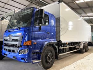 XE TẢI HINO FL8JW7A 15 TẤN THÙNG COMPOSITE 9.4M