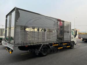 XE TẢI HINO XZU710 2.2 TẤN THÙNG KÍN 4.5M