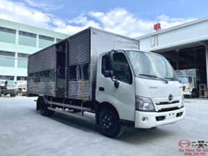 XE TẢI HINO XZU730 5 TẤN THÙNG KÍN 5M7
