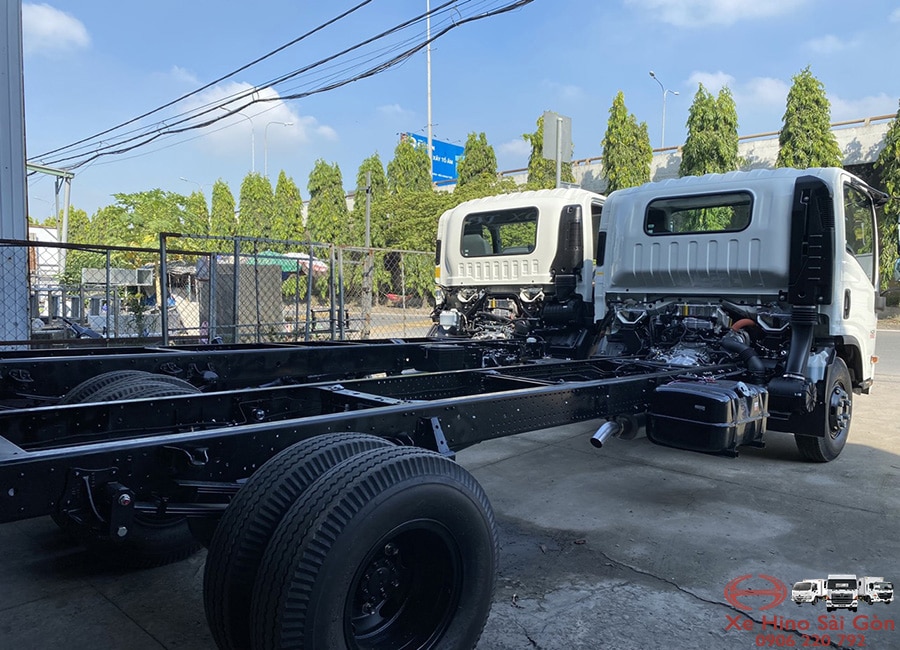 XE TẢI ISUZU NQR75ME4 5 TẤN THÙNG MUI BẠT 6.2M