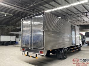 XE TẢI ISUZU NQR75ME4 5 TẤN THÙNG KÍN 6.2M
