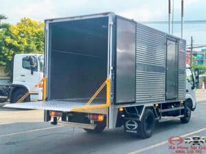 Xe Tải Hino XZU650 1.9 Tấn Thùng Kín Bửng Nâng 4.5m