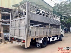 Xe Tải Hino XZU720 3.5 Tấn Thùng Chở Gia Súc 5.2m