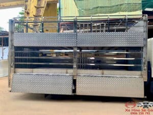 Xe Tải Hino XZU720 3.5 Tấn Thùng Chở Gia Súc 5.2m