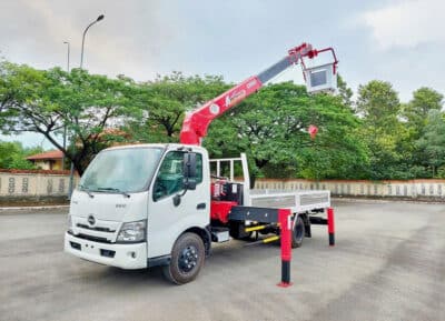 Xe Tải Hino XZU730 5 Tấn Gắn Cẩu Unic URV370