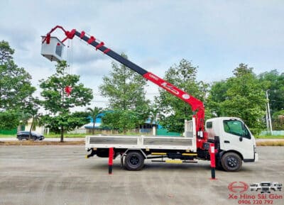 Xe Tải Hino XZU730 5 Tấn Gắn Cẩu Unic URV370