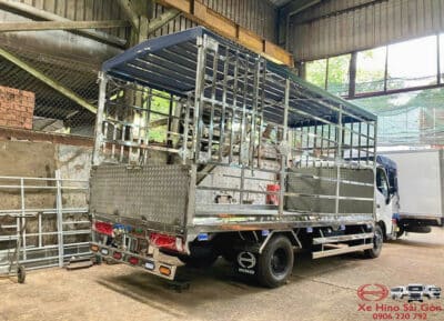 Xe Tải Hino XZU720 3.5 Tấn Thùng Chở Gia Cầm 5.2m