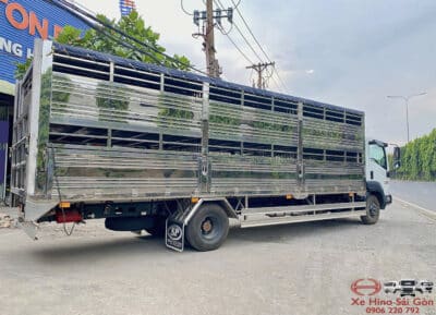 Xe Tải Isuzu FRR650 6.5 Tấn Thùng Chở Gia Súc 7.3m