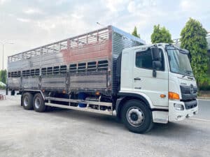 Xe Tải Hino FL8JW8A 15 Tấn Thùng Chở Heo 9.4m