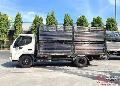 Xe Tải Hino XZU650 1.9 Tấn Thùng Chở Gia Súc