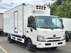Xe Tải Hino XZU730 5 Tấn Thùng Đông Lạnh 5.6m