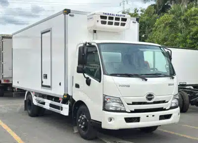 Xe Tải Hino XZU730 5 Tấn Thùng Đông Lạnh 5.6m
