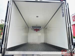 Xe Tải Hino XZU730 5 Tấn Thùng Đông Lạnh 5.6m