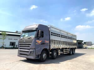 Xe Tải Howo 4 Chân 16 Tấn Thùng Chở Gia Súc 9.6m