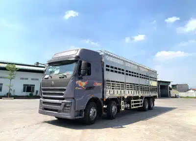 Xe Tải Howo 4 Chân 16 Tấn Thùng Chở Gia Súc 9.6m