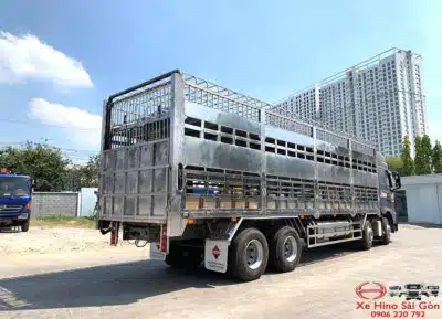 Xe Tải Howo 4 Chân 16 Tấn Thùng Chở Gia Súc 9.6m