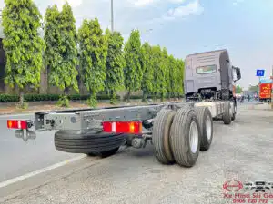 Xe Tải Howo 4 Chân 16 Tấn Thùng Chở Gia Súc 9.6m