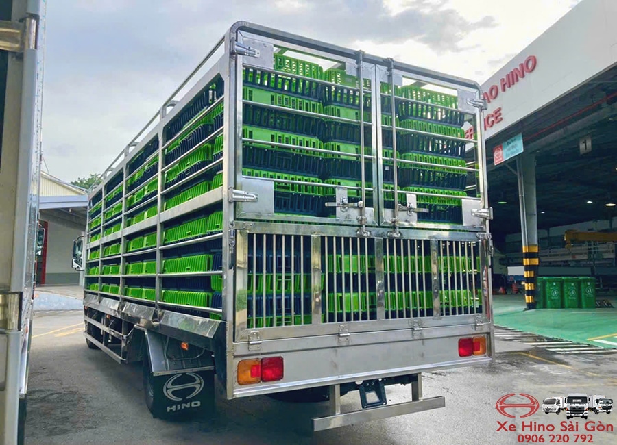 Xe Tải Hino FC9JLTC 6.5 Tấn Thùng Chở Gia Cầm