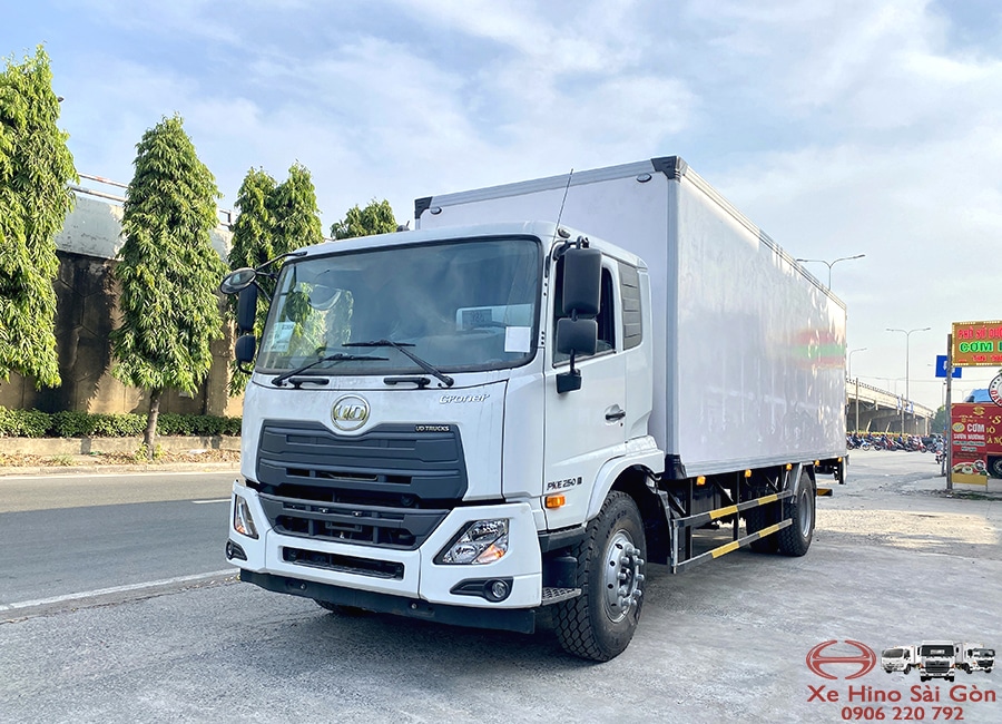 Xe Tải UD PKE250 8 Tấn Thùng Kín Bửng Nâng 7.8m