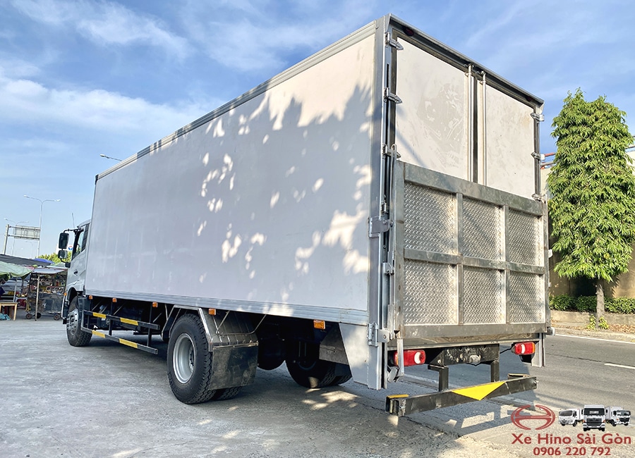 Xe Tải UD PKE250 8 Tấn Thùng Kín Bửng Nâng 7.8m