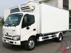 Xe Tải Hino XZU650 3.5 Tấn Thùng Đông Lạnh 4.5m