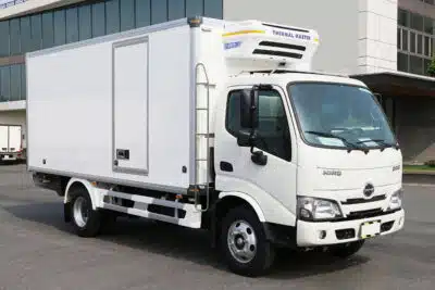 Xe Tải Hino XZU650 3.5 Tấn Thùng Đông Lạnh 4.5m