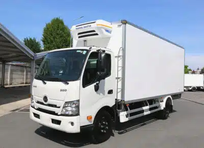Xe Tải Hino XZU720 3.5 Tấn Thùng Đông Lạnh