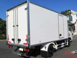 Xe Tải Isuzu QKR210 2 Tấn Thùng Đông Lạnh 4.3m