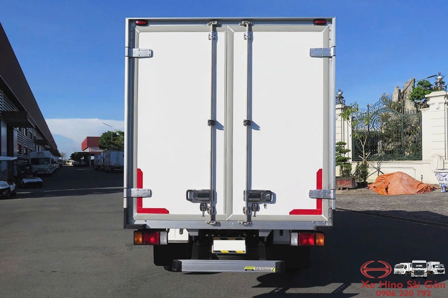Xe Tải Isuzu QKR210 2 Tấn Thùng Đông Lạnh 4.3m