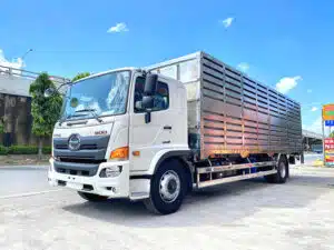 Xe Tải Hino FG8JT8A 8 Tấn Thùng Chở Gia Súc Lá Sách 8.3m