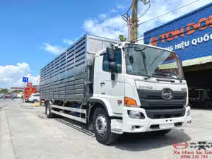 Xe Tải Hino FG8JT8A 8 Tấn Thùng Chở Gia Súc Lá Sách 8.3m