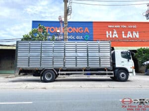 Xe Tải Hino FG8JT8A 8 Tấn Thùng Chở Gia Súc Lá Sách 8.3m