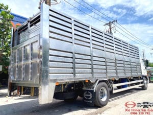 Xe Tải Hino FG8JT8A 8 Tấn Thùng Chở Gia Súc Lá Sách 8.3m