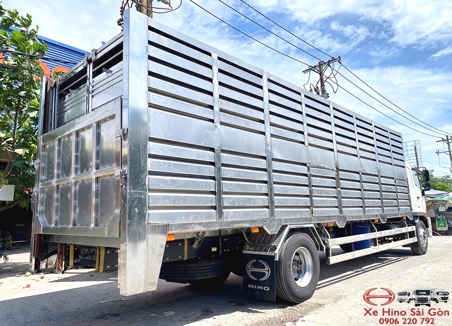 Xe Tải Hino FG8JT8A 8 Tấn Thùng Chở Gia Súc Lá Sách 8.3m