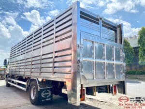 Xe Tải Hino FG8JT8A 8 Tấn Thùng Chở Gia Súc Lá Sách 8.3m