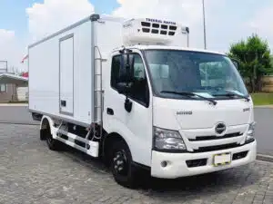 Xe Tải Hino XZU730 5 Tấn Thùng Đông Lạnh 5.7m