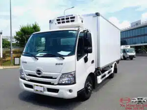 Xe Tải Hino XZU730 5 Tấn Thùng Đông Lạnh 5.7m