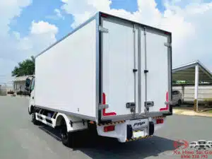 Xe Tải Hino XZU730 5 Tấn Thùng Đông Lạnh 5.7m