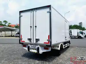 Xe Tải Hino XZU730 5 Tấn Thùng Đông Lạnh 5.7m
