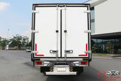Xe Tải Isuzu FRR650 6.5 Tấn Thùng Bảo Ôn 6.7m